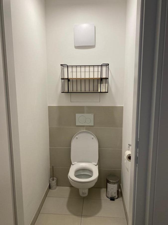 וינה Modern Apartment With Balcony Near City Center מראה חיצוני תמונה