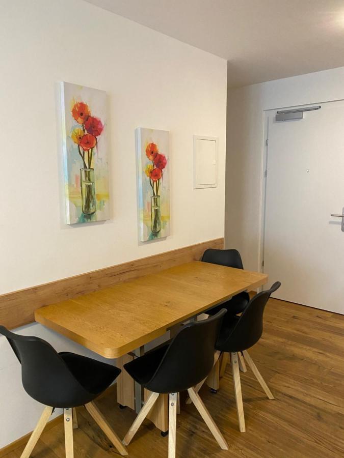 וינה Modern Apartment With Balcony Near City Center מראה חיצוני תמונה