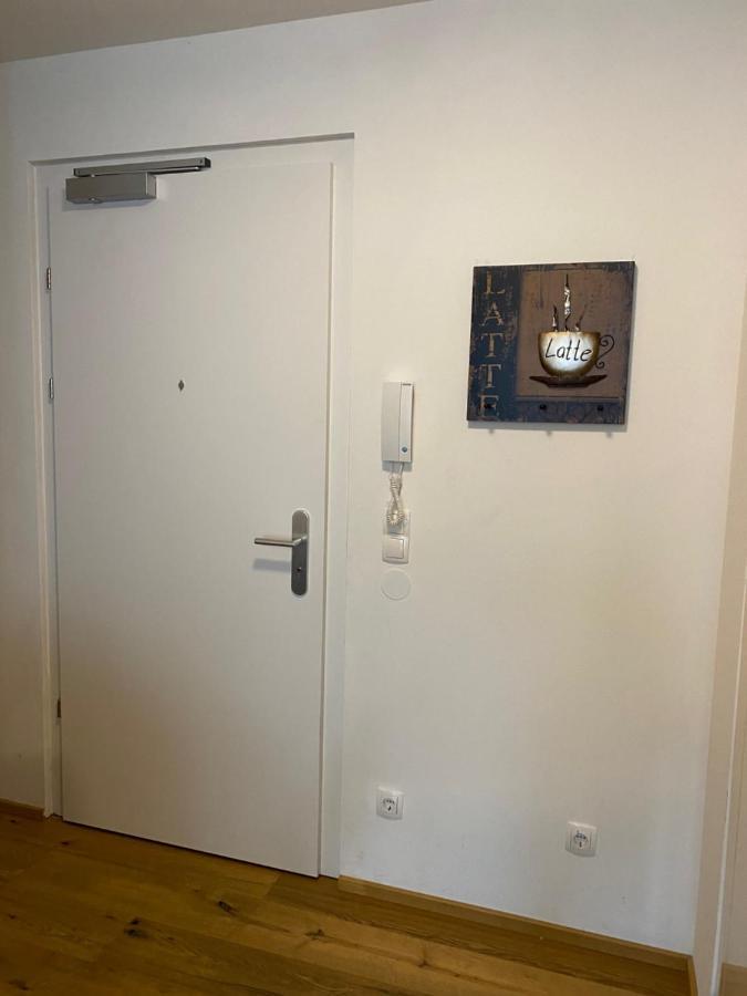 וינה Modern Apartment With Balcony Near City Center מראה חיצוני תמונה