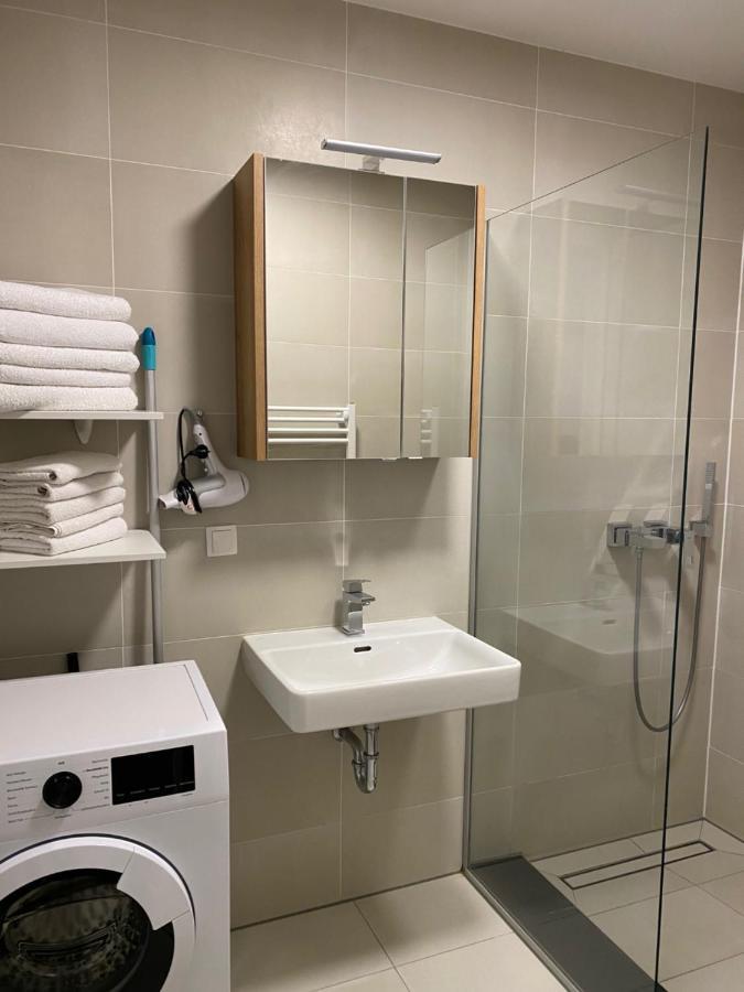 וינה Modern Apartment With Balcony Near City Center מראה חיצוני תמונה